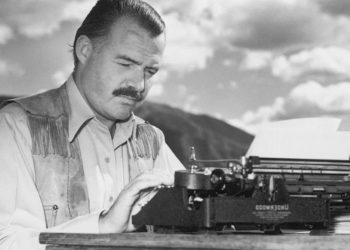 تصویر ارنست همینگوی در حال کار با ماشین تحریر