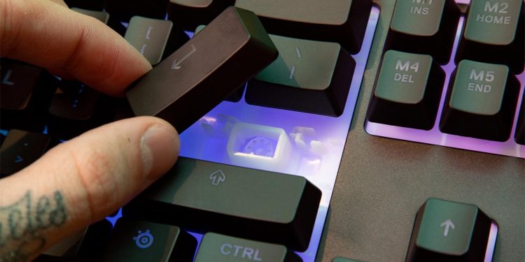 چگونه کیبورد کامپیوتر را تمیز کنیم ؟ | ترفندهایی برای تمیز کردن صفحه کلید پی سی