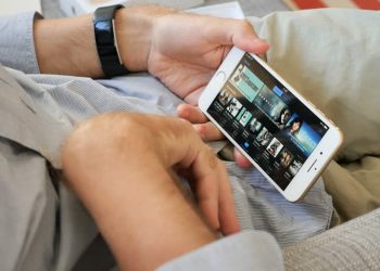 تبدیل گوشی موبایل به سینمای خانگی