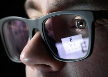 چگونه از خستگی چشم حین استفاده طولانی مدت از صفحه نمایش جلوگیری کنیم؟