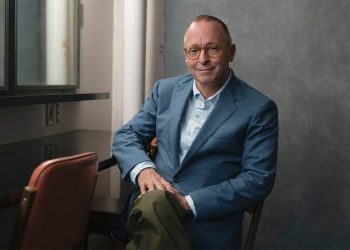 چرا باید کتاب بالاخره یه روزی قشنگ حرف می زنم را بخوانیم؟